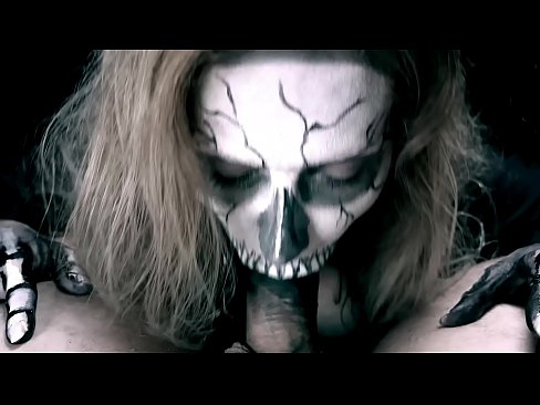 ❤️ Gadis iblis mengisap ayam dengan mulut hitamnya dan menelan air mani. Video sialan di id.psi-mass.ru